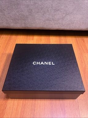 Chanel
Empty box